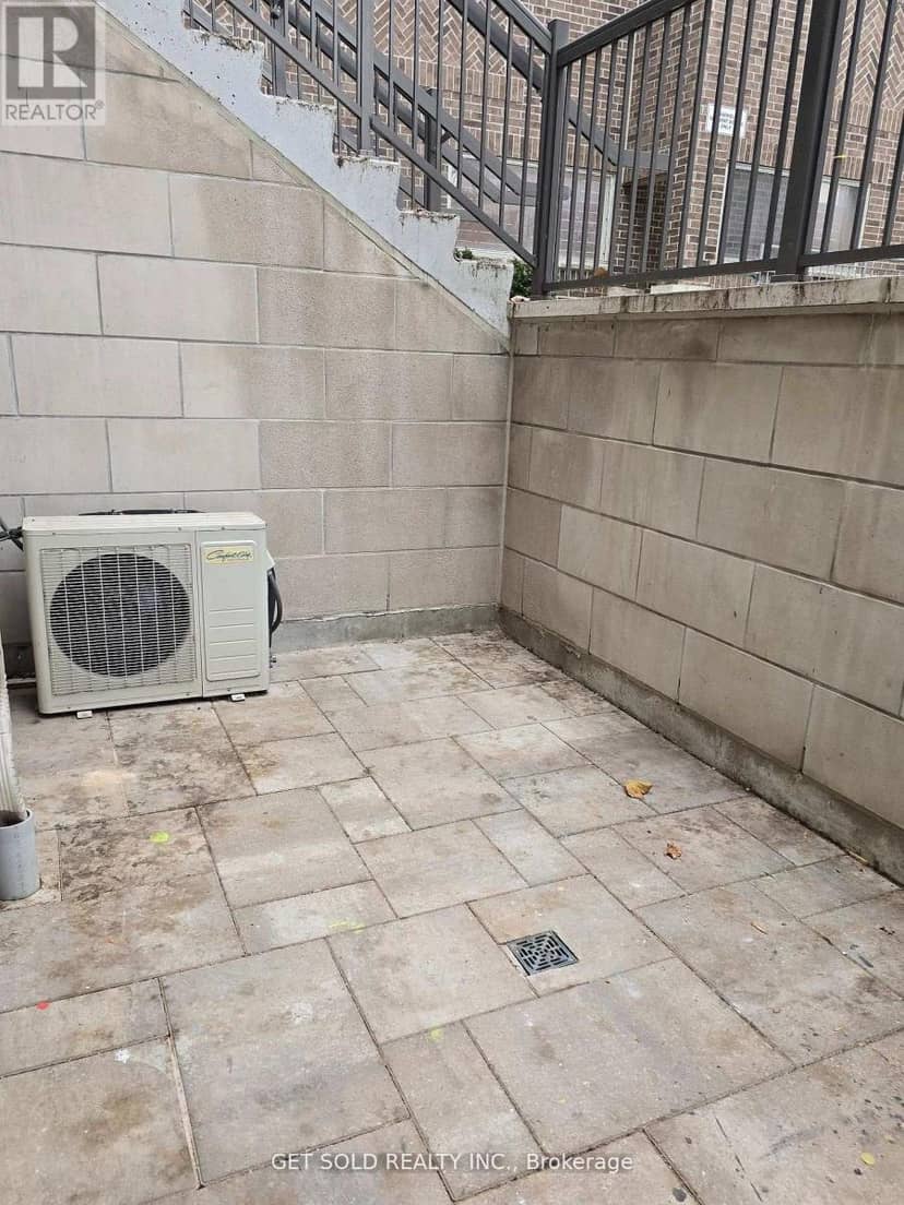 421 - 8 Drummond Street — photo 7 of 10