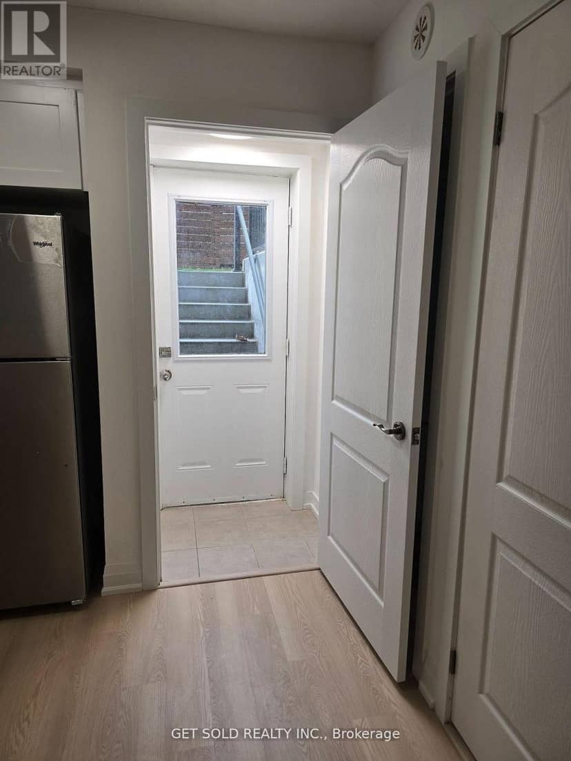 421 - 8 Drummond Street — photo 9 of 10