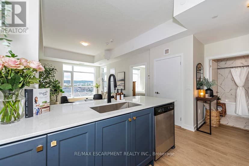 606 - 600 North Service Road — photo 6 of 40