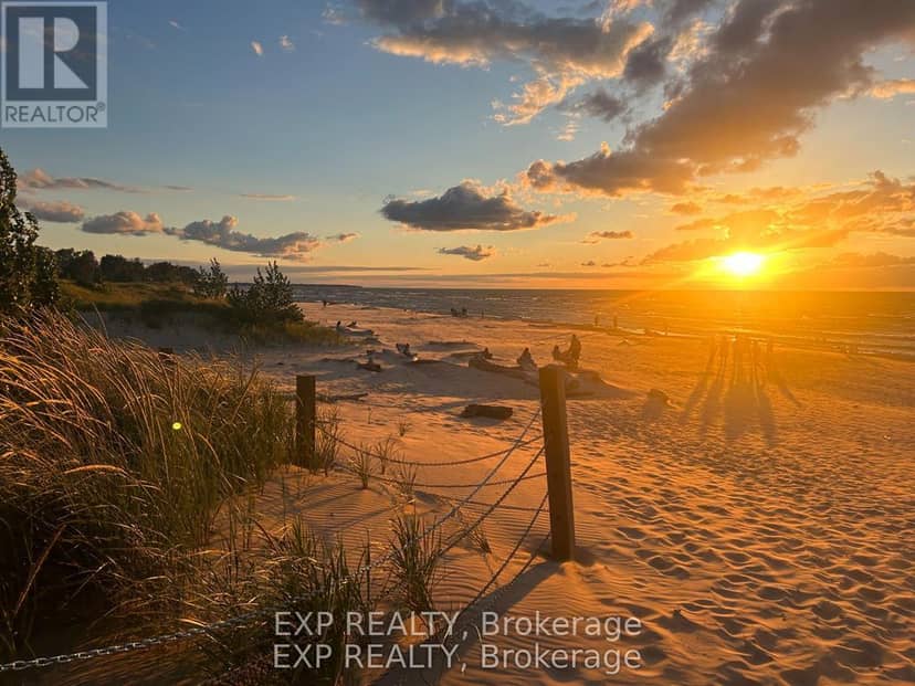 9995 Port Franks Estates Drive, Lambton Shores, photo 3