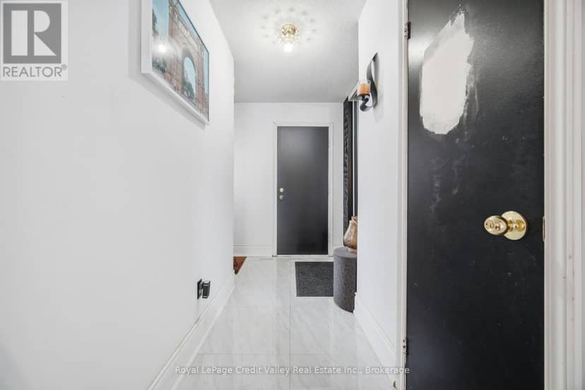 18 Silverstream Road — photo 6 of 40