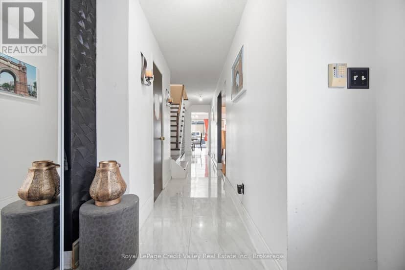18 Silverstream Road — photo 7 of 40