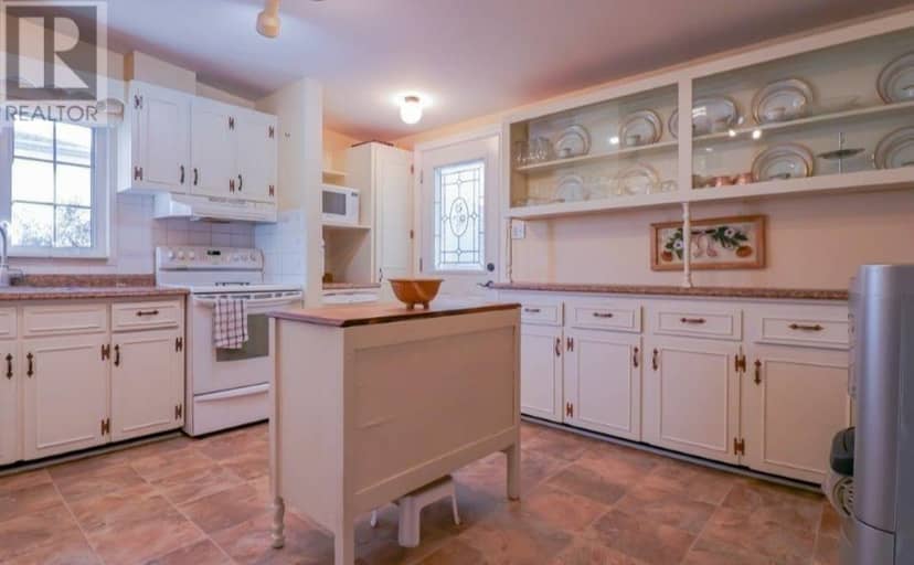 46 Saunders Avenue — photo 10 of 16