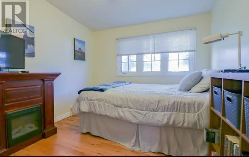 46 Saunders Avenue — photo 11 of 16