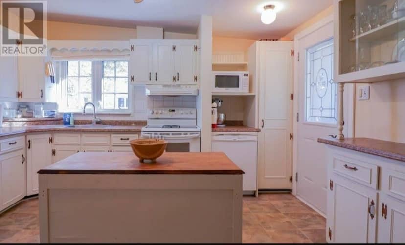 46 Saunders Avenue — photo 8 of 16