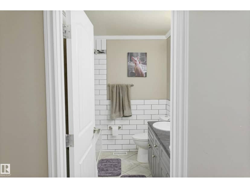 5226 43 ST — photo 37 of 40