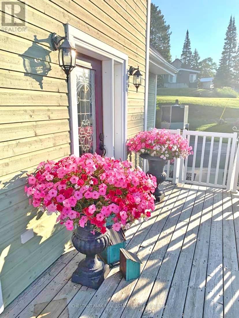111 Wilson Lake Crescent — photo 2 of 29