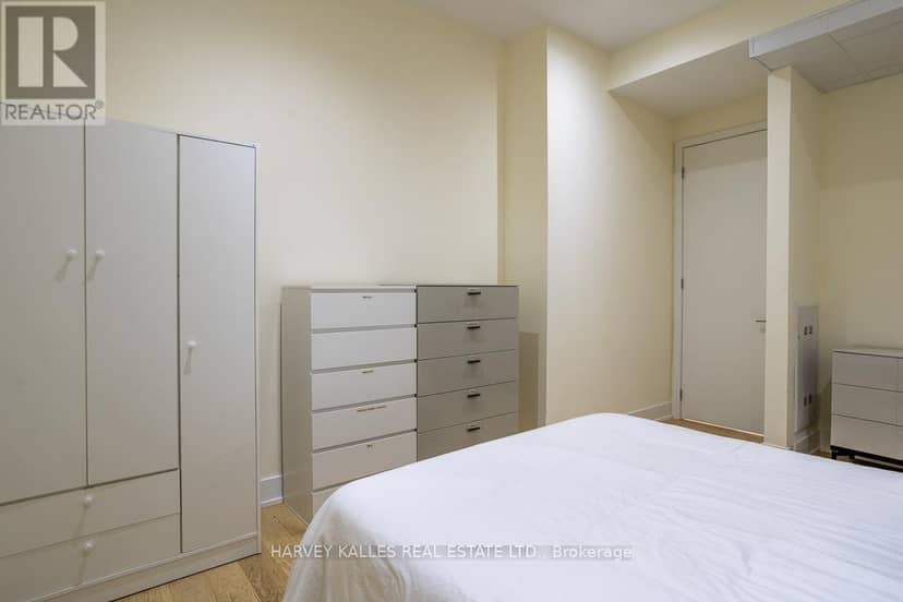 1013 - 111 St Clair Avenue W — photo 33 of 40