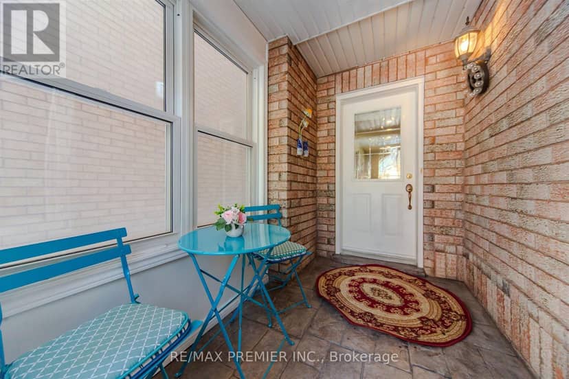 17 Villandry Crescent — photo 2 of 30