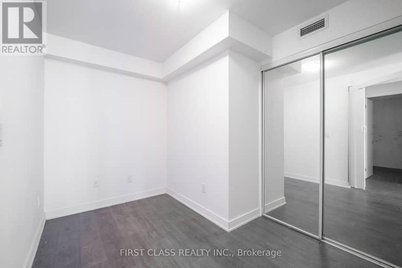 1022 - 525 Adelaide Street W — photo 10 of 17