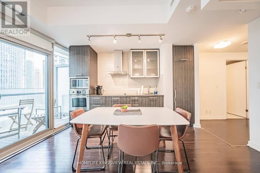 1001 - 12 York Street — photo 17 of 38
