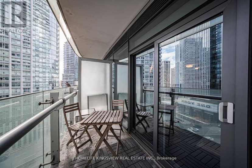 1001 - 12 York Street — photo 24 of 38