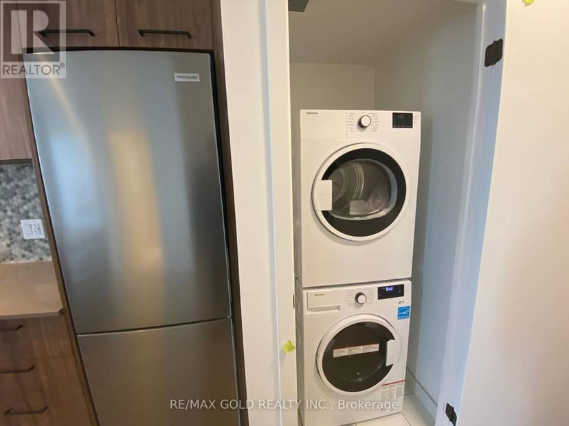 301 - 10 Lagerfeld Drive — photo 28 of 40