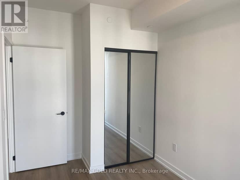 301 - 10 Lagerfeld Drive — photo 4 of 40