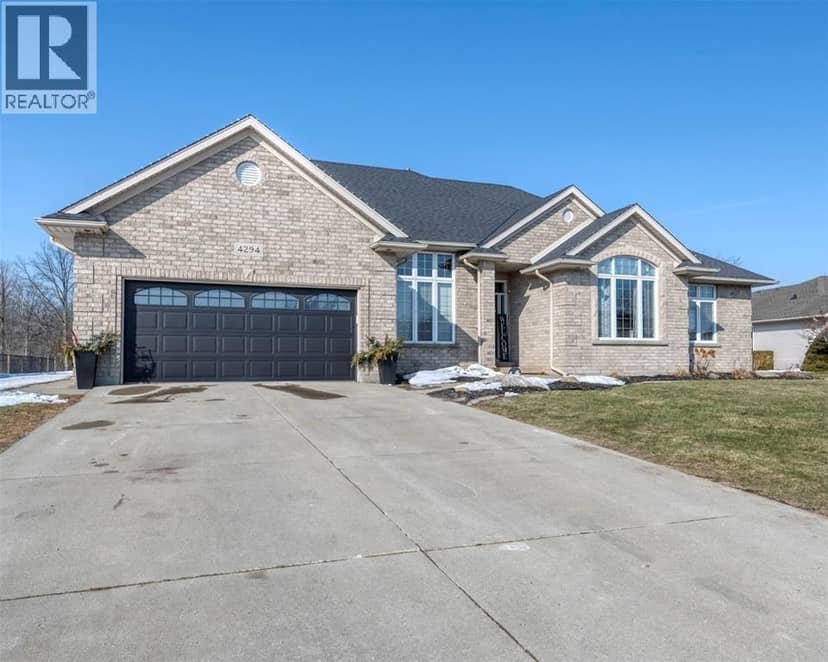 4294 Garden Crescent, Petrolia, photo 2