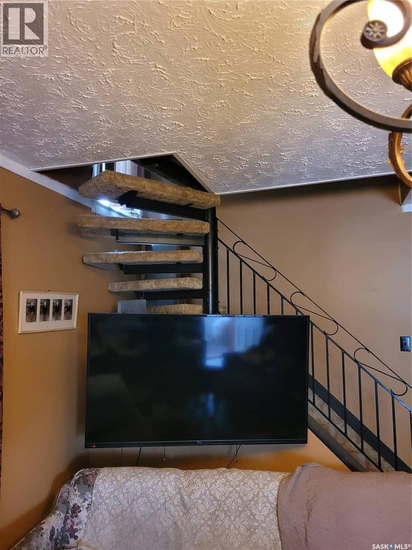 105 Amherst STREET — photo 9 of 12