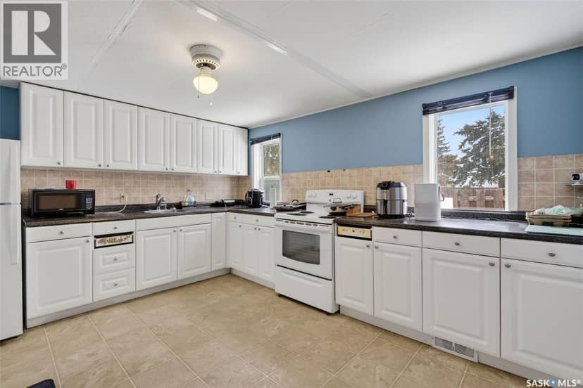 313 Burns AVENUE W — photo 13 of 29