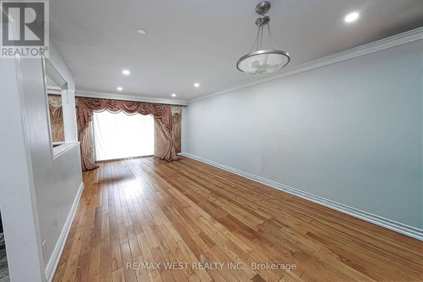 812 Kennedy Road, Toronto, photo 2