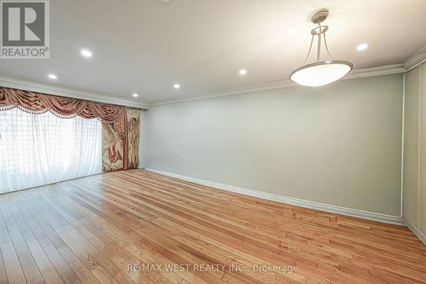 812 Kennedy Road, Toronto, photo 3
