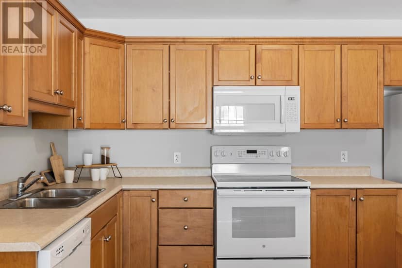 103 49 Burns Avenue — photo 10 of 37
