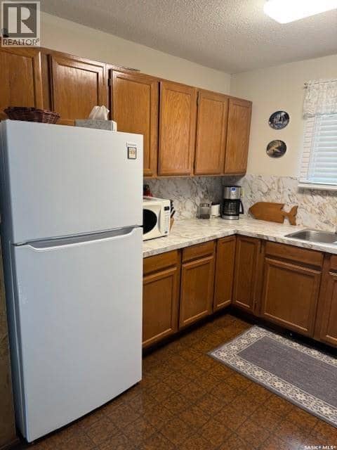 2108 Spruce CRESCENT — photo 2 of 26