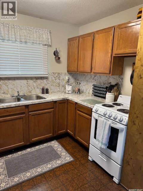 2108 Spruce CRESCENT — photo 3 of 26