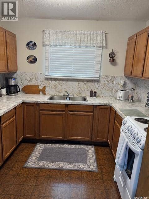 2108 Spruce CRESCENT — photo 4 of 26