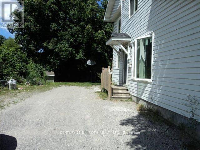 136 Barrie Road — photo 4 of 5
