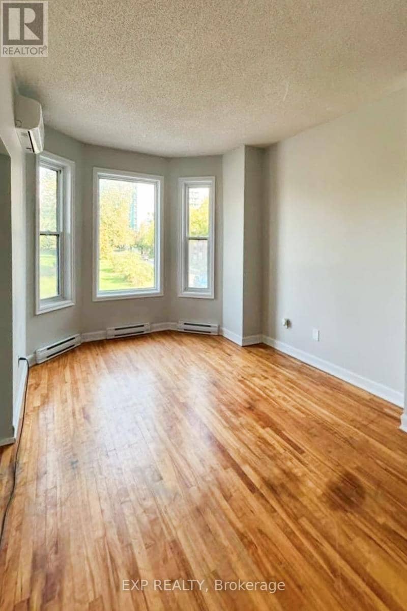 122-124 Cobourg Street — photo 4 of 40
