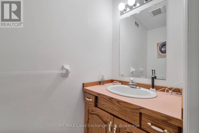 750 McPherson Crescent — photo 21 of 40