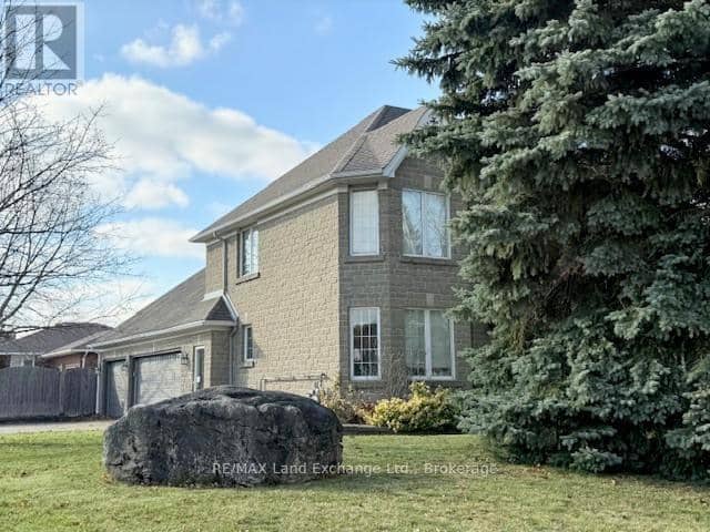 750 McPherson Crescent — photo 6 of 40