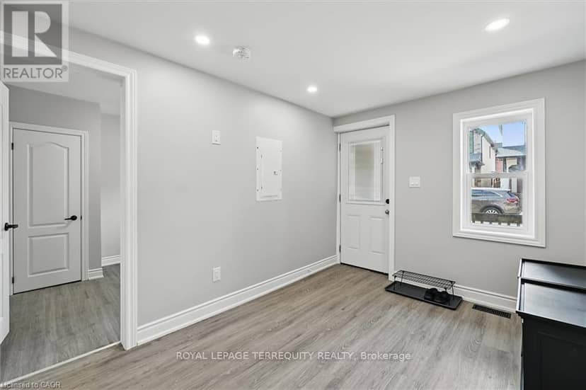 224 Rosslyn Avenue N — photo 5 of 16