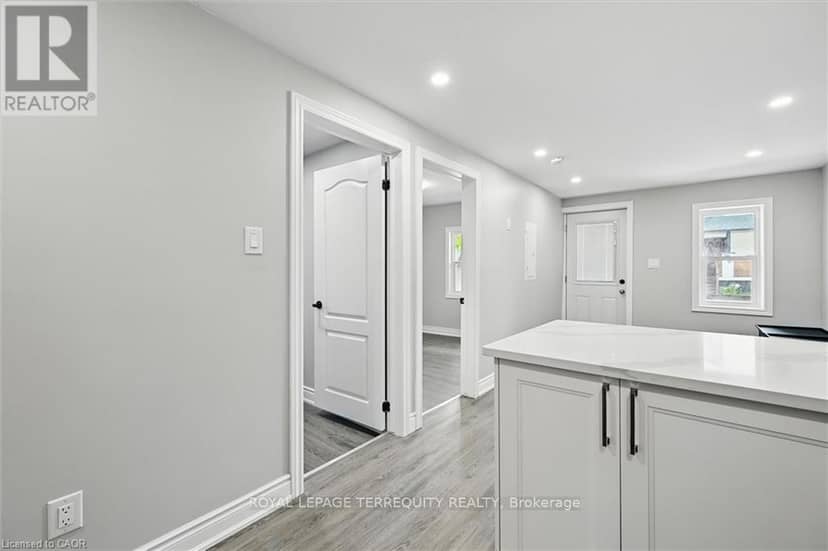 224 Rosslyn Avenue N — photo 7 of 16