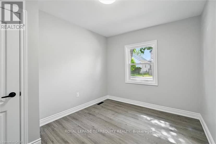 224 Rosslyn Avenue N — photo 9 of 16