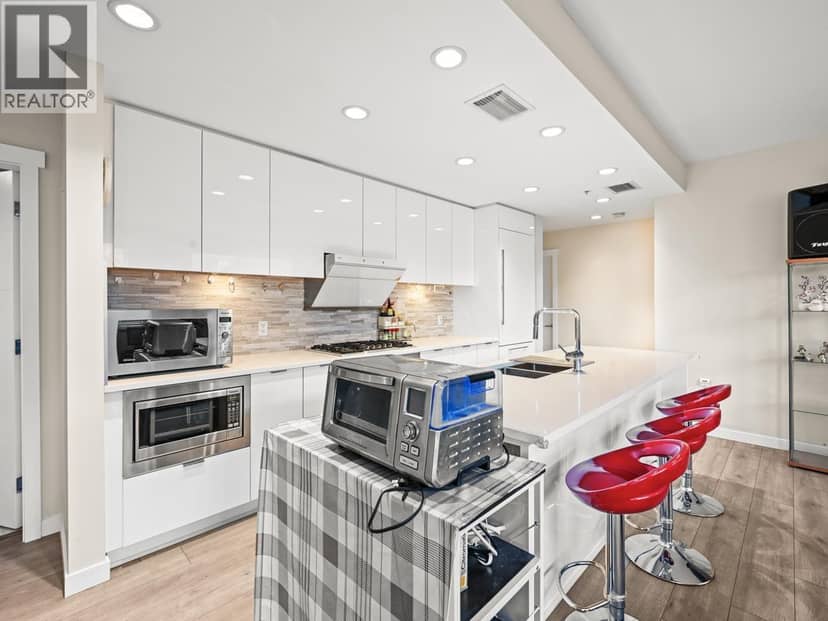 102 9213 ODLIN ROAD, Richmond, photo 4