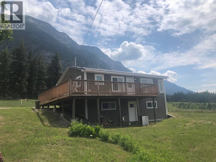 726 95 Highway, Spillimacheen, photo 7