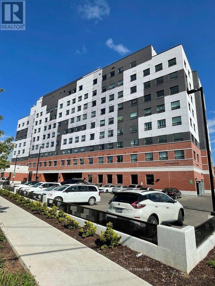611 - 1 Wellington Street — photo 1 of 15