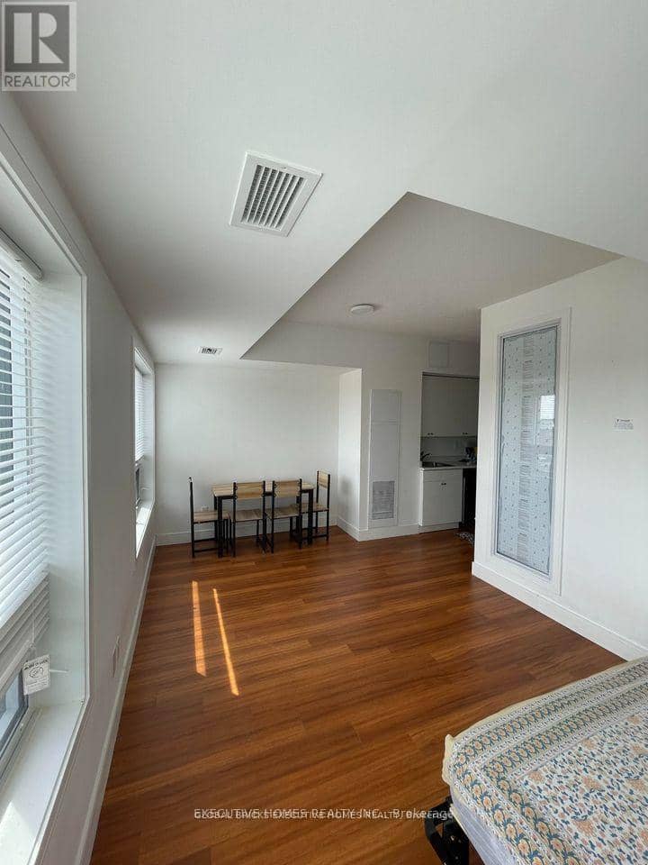 611 - 1 Wellington Street — photo 10 of 15