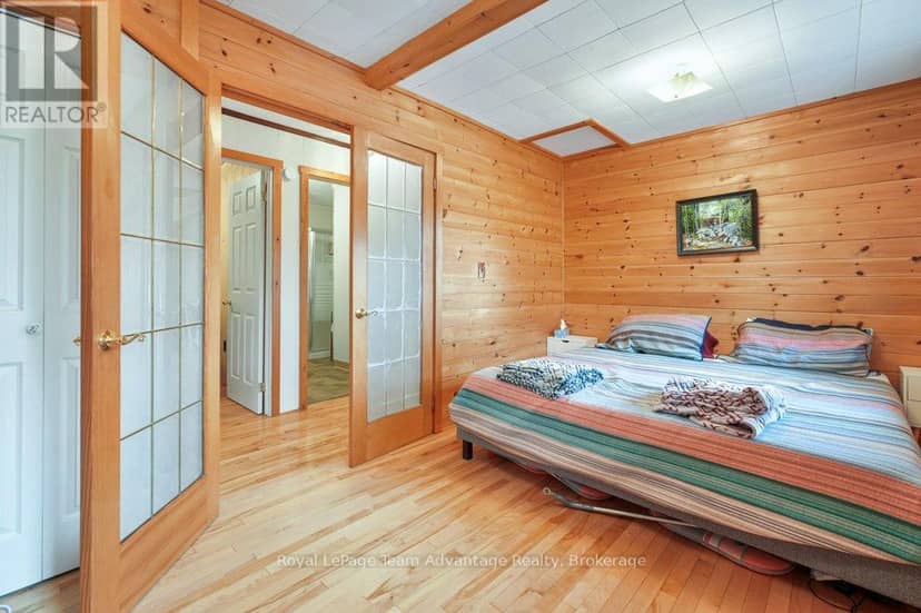 32 Island 65C — photo 22 of 39