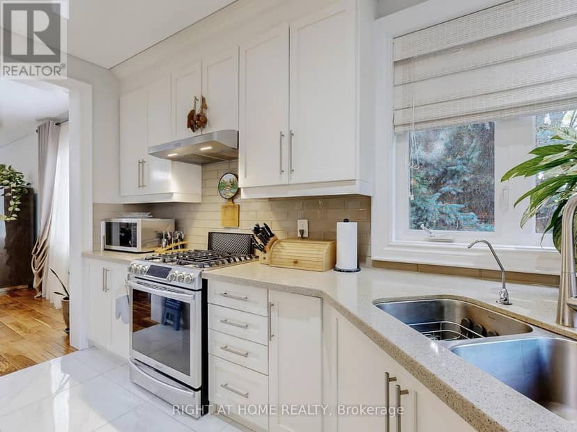 963 Northern Prospect Crescent — photo 10 of 40