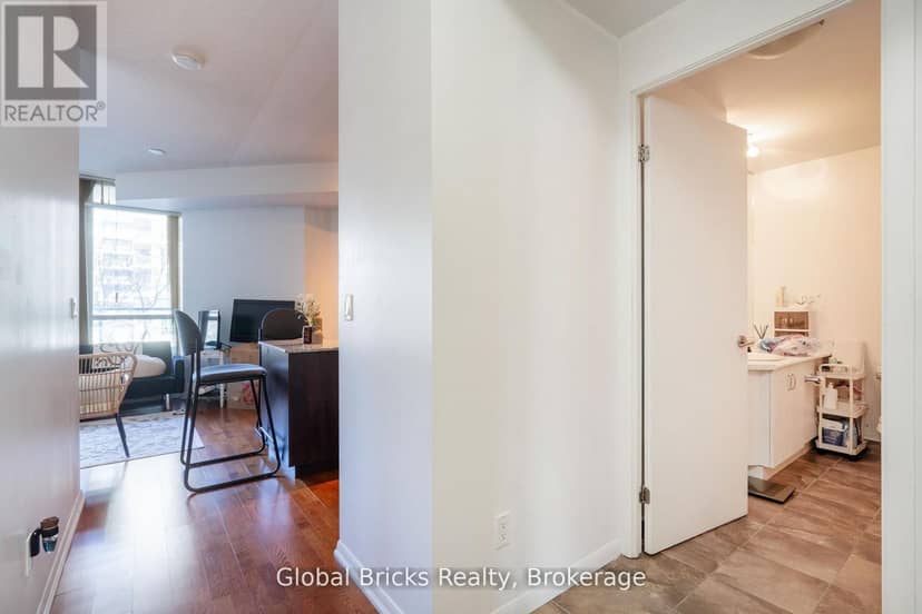 #215 - 215 Fort York Boulevard — photo 14 of 20