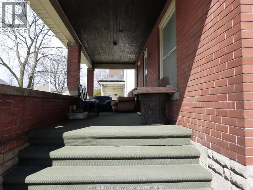 23 Queeens Avenue — photo 3 of 7