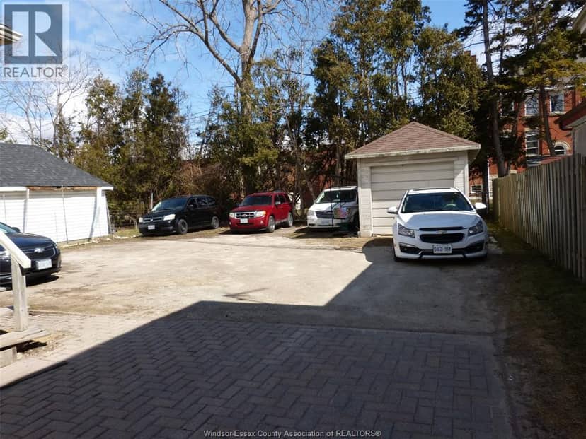 23 Queeens Avenue — photo 4 of 7