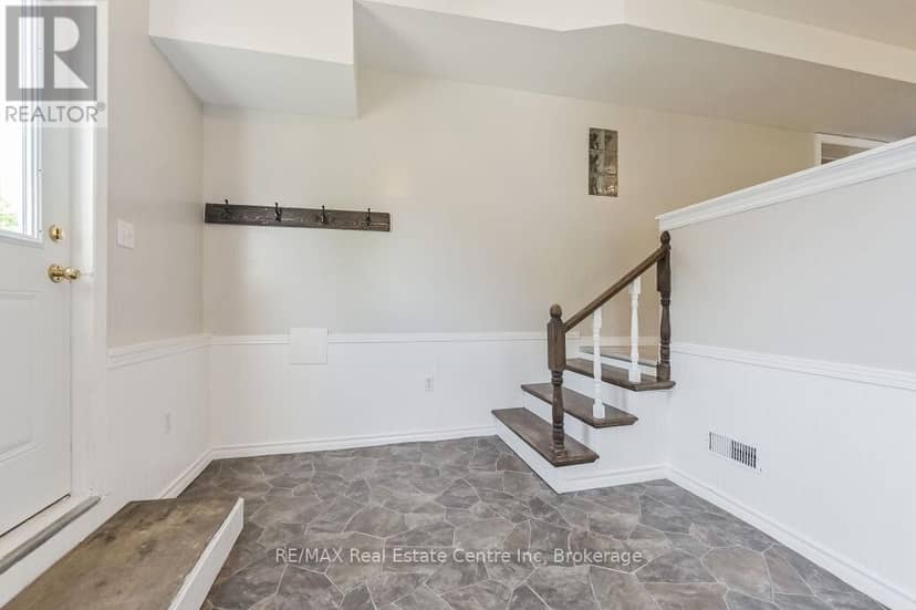 353 Wellington Street E — photo 18 of 40