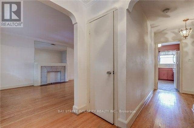 889 Royal York Road — photo 4 of 20
