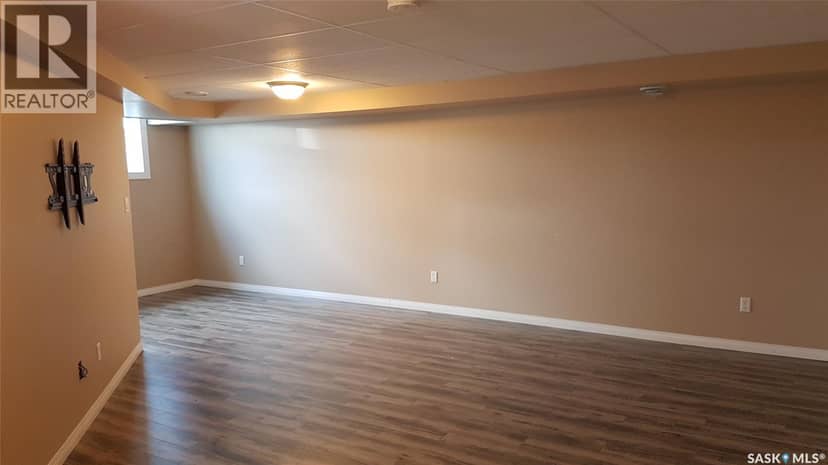1 201 Carlyle AVENUE — photo 10 of 20