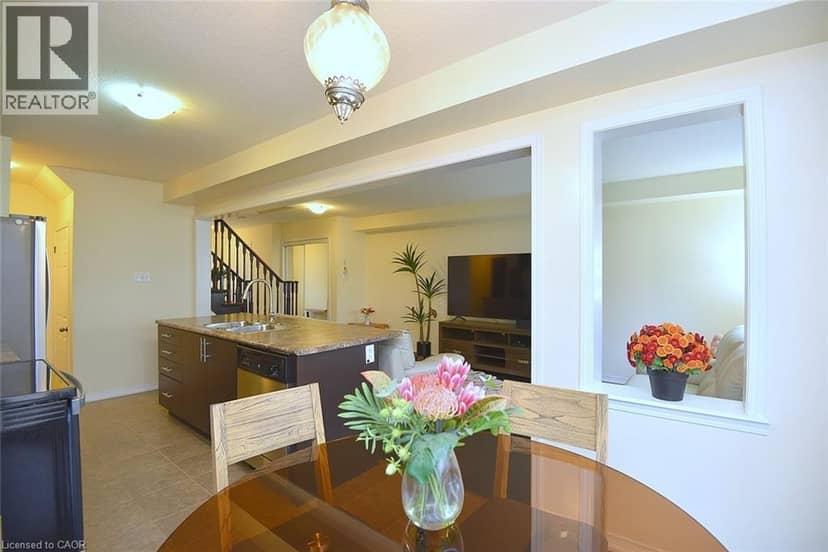 9 LYNCH Crescent — photo 12 of 39