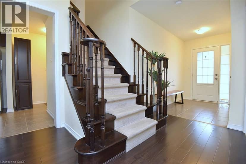 9 LYNCH Crescent — photo 21 of 39