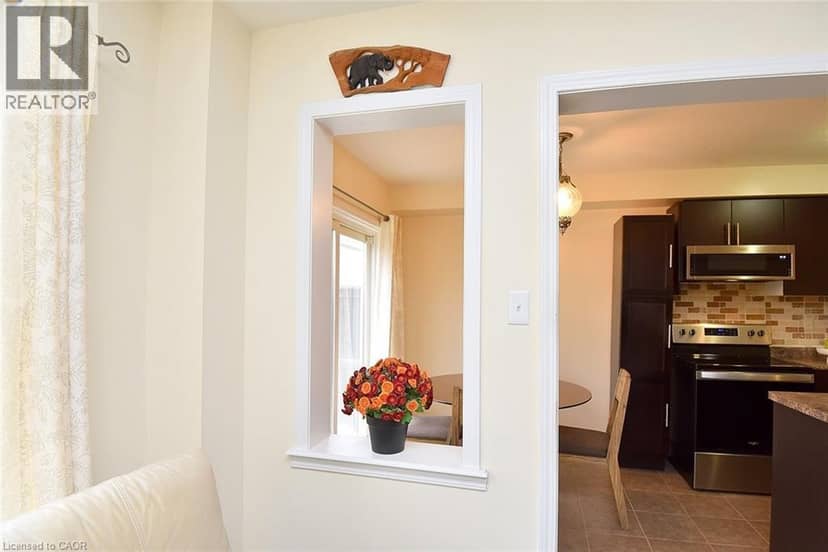 9 LYNCH Crescent — photo 7 of 39