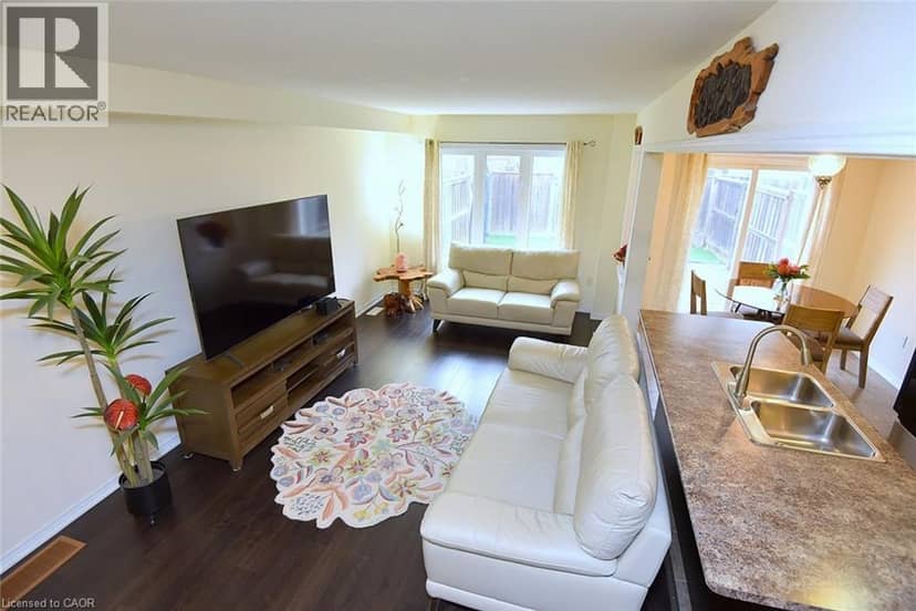 9 LYNCH Crescent — photo 8 of 39